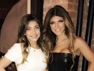 Η 47χρονη Teresa Giudice ποζάρει με τη 17χρονη κόρη της και είναι σαν αδερφές (φώτο)
